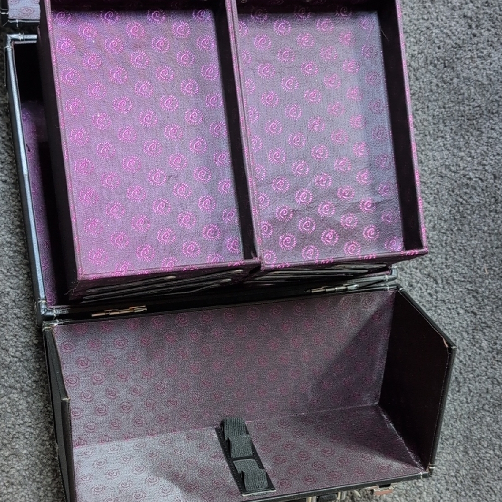 Caboodles Black Makeup Train Case with Silver Hardware - Picture 3 of 12